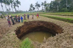 Sinkhole Amblas di Limapuluh Kota, Warga Mengungsi