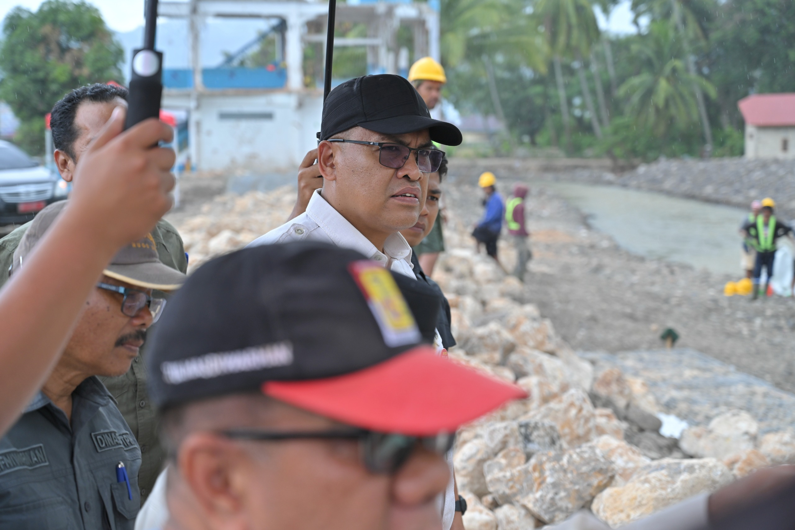 Sekda Sumbar Pantau Normalisasi Sungai, Salurkan Bantuan Korban Bencana