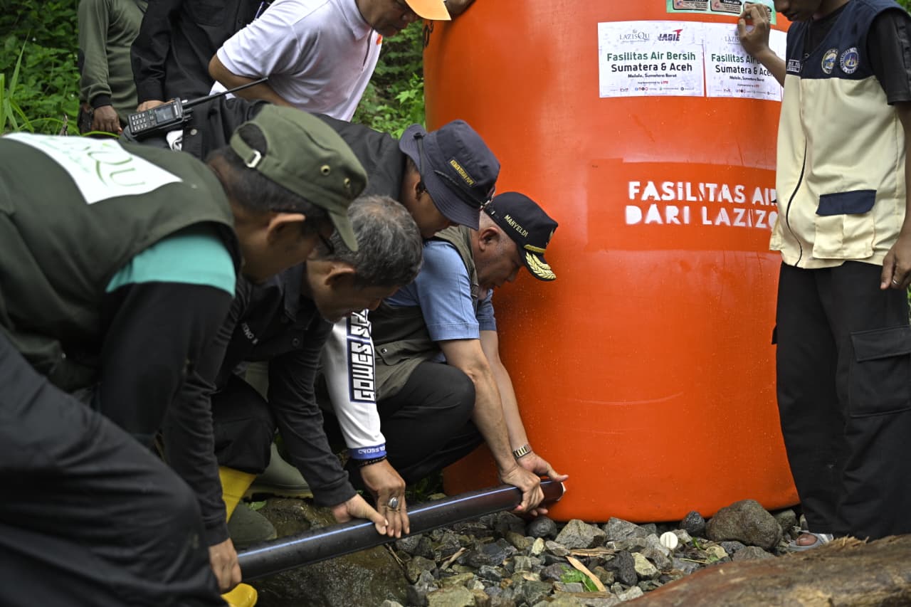 Gotong Royong Pulihkan Air Bersih Korban Banjir Tanah Datar