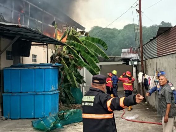 Api Mengamuk, Gudang Ikan Padang Rugi Ratusan Juta