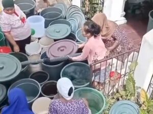 Perumda Padang Distribusikan Air Bersih, Bantu Korban Bencana