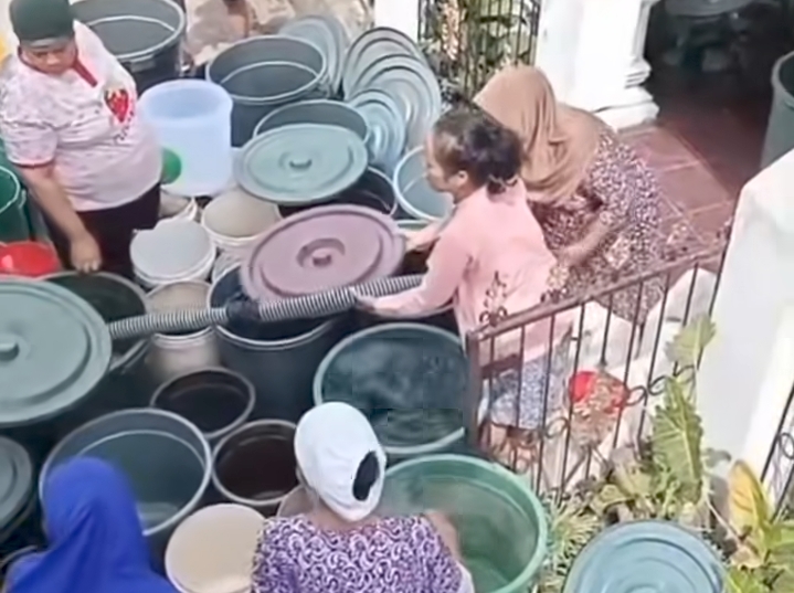 Perumda Padang Distribusikan Air Bersih, Bantu Korban Bencana