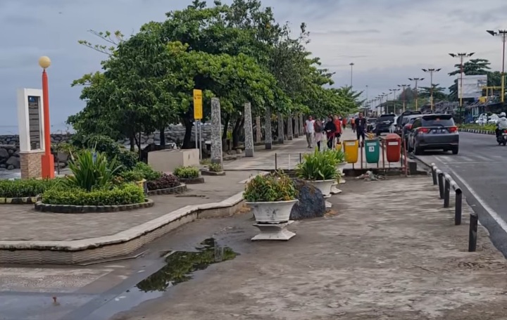 Padang Tata Ulang Pantai, Trotoar Dibangun, Taman Jadi Kuliner