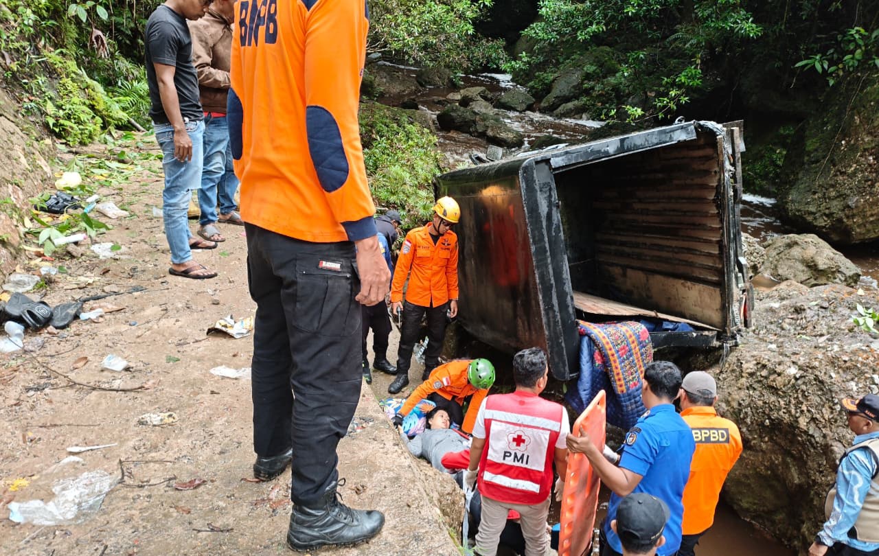 Mobil Box Terjun Kelok 9, Tim Evakuasi Korban