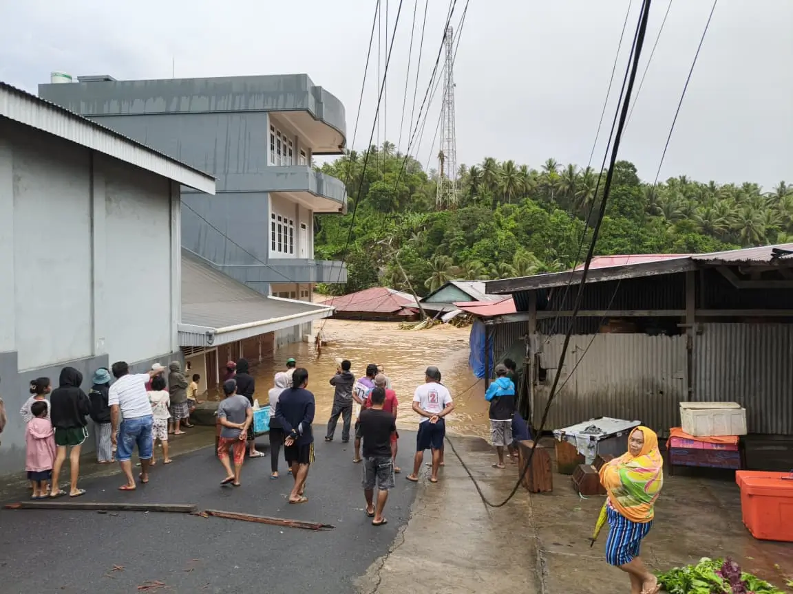 Banjir merendam sejumlah wilayah di Kabupaten Halmahera Barat, Provinsi Maluku Utara, meliputi Kecamatan Ibu, Sahu Timur, Tabaru, Ibu Selatan, dan Loloda, Rabu (7/1).