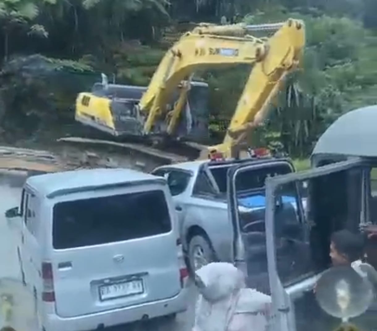 Ekskavator Lepas di Sitinjau Lauik, Pengendara Panik Berhamburan