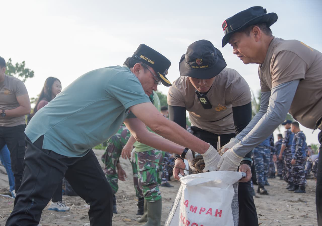 Padang Bersih: TNI-Polri, Pemkot Aktifkan Aksi Jaga Pantai