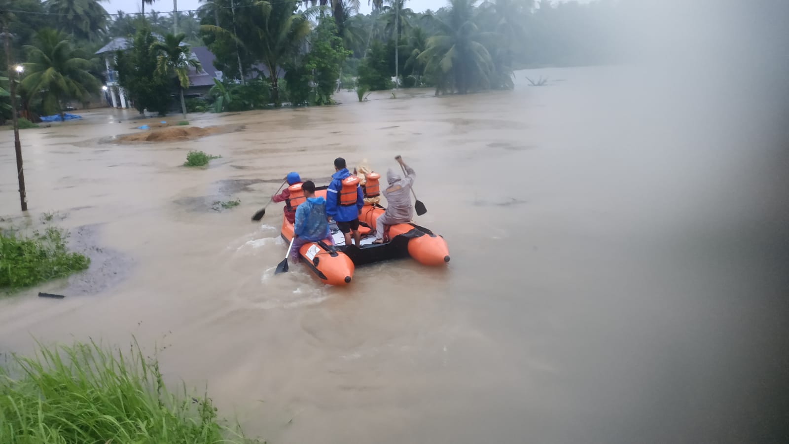 Tim SAR Bergerak, Evakuasi Mahasiswa Terjebak Banjir Padang