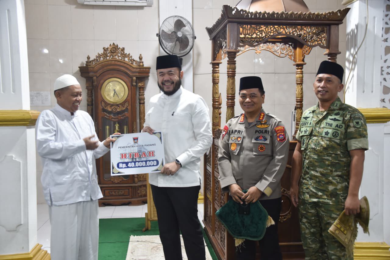 Wako Padang Serahkan Bantuan, Percepat Penanganan Pascabencana