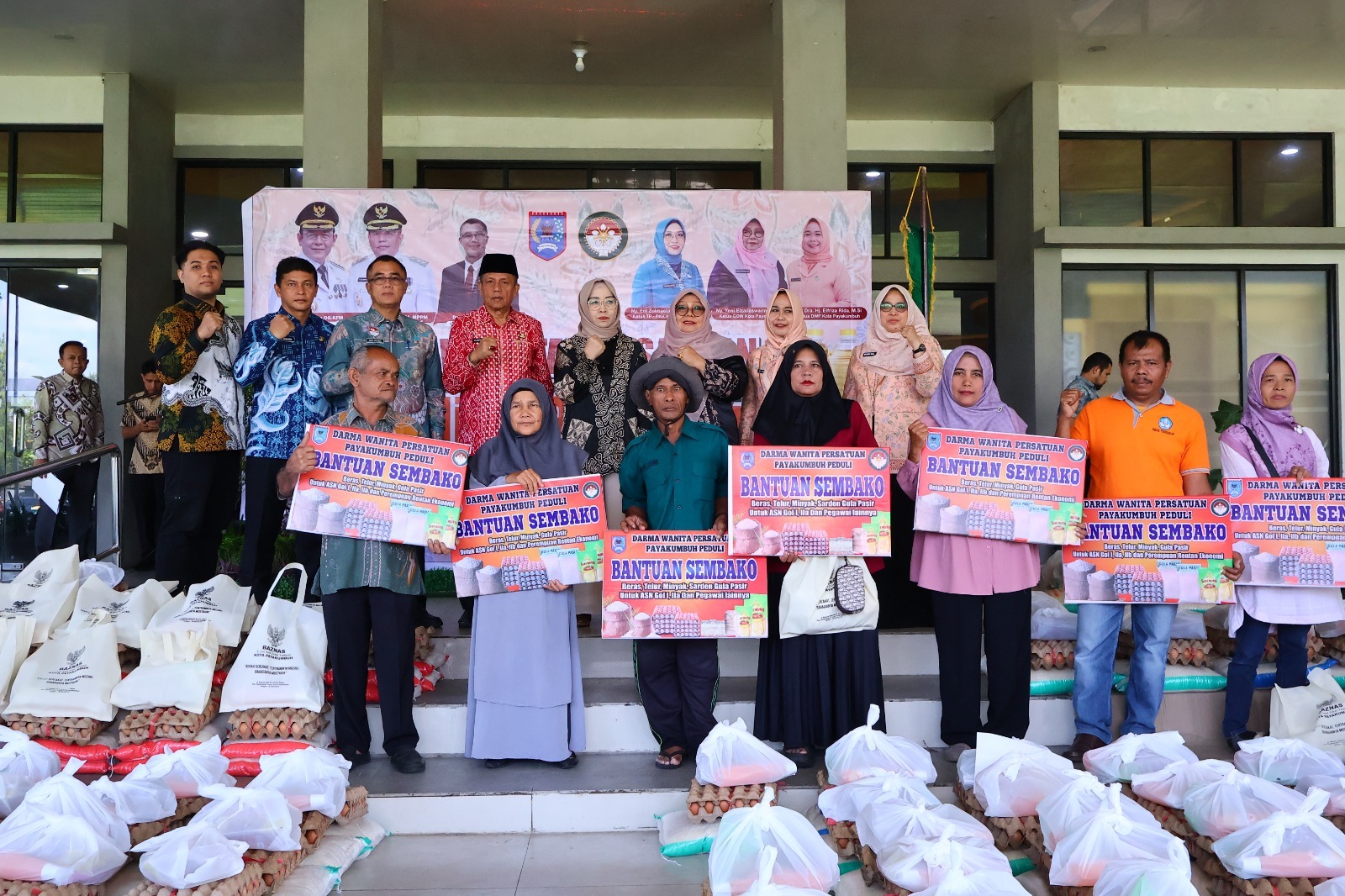 Payakumbuh Berbagi: DWP Ulurkan Sembako, Ringankan Beban Warga