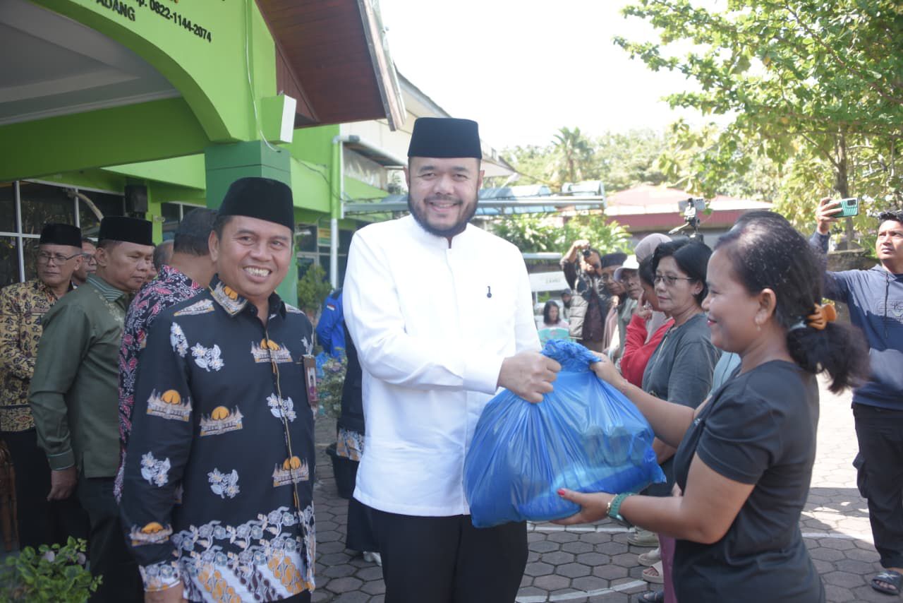 Wali Kota Padang Serahkan Sembako, Ramadan Bahagiakan Semua