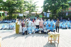 OSIS Pariaman Salurkan Ratusan Sembako, Tutup Pesantren Ramadan