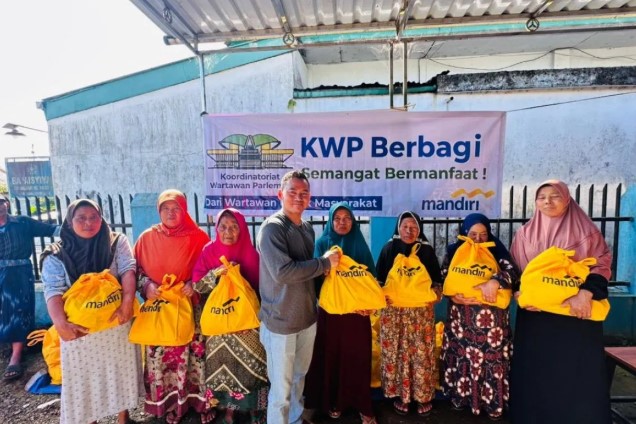 Wartawan dan Bank Mandiri Jangkau Pelosok, Bagikan Sembako