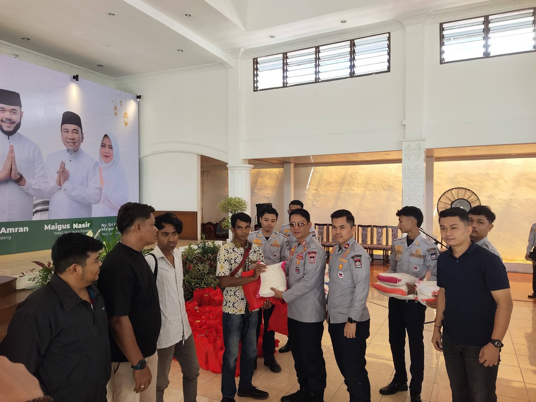 Padang Apresiasi Penjaga Perlintasan Kereta Api dengan Bingkisan