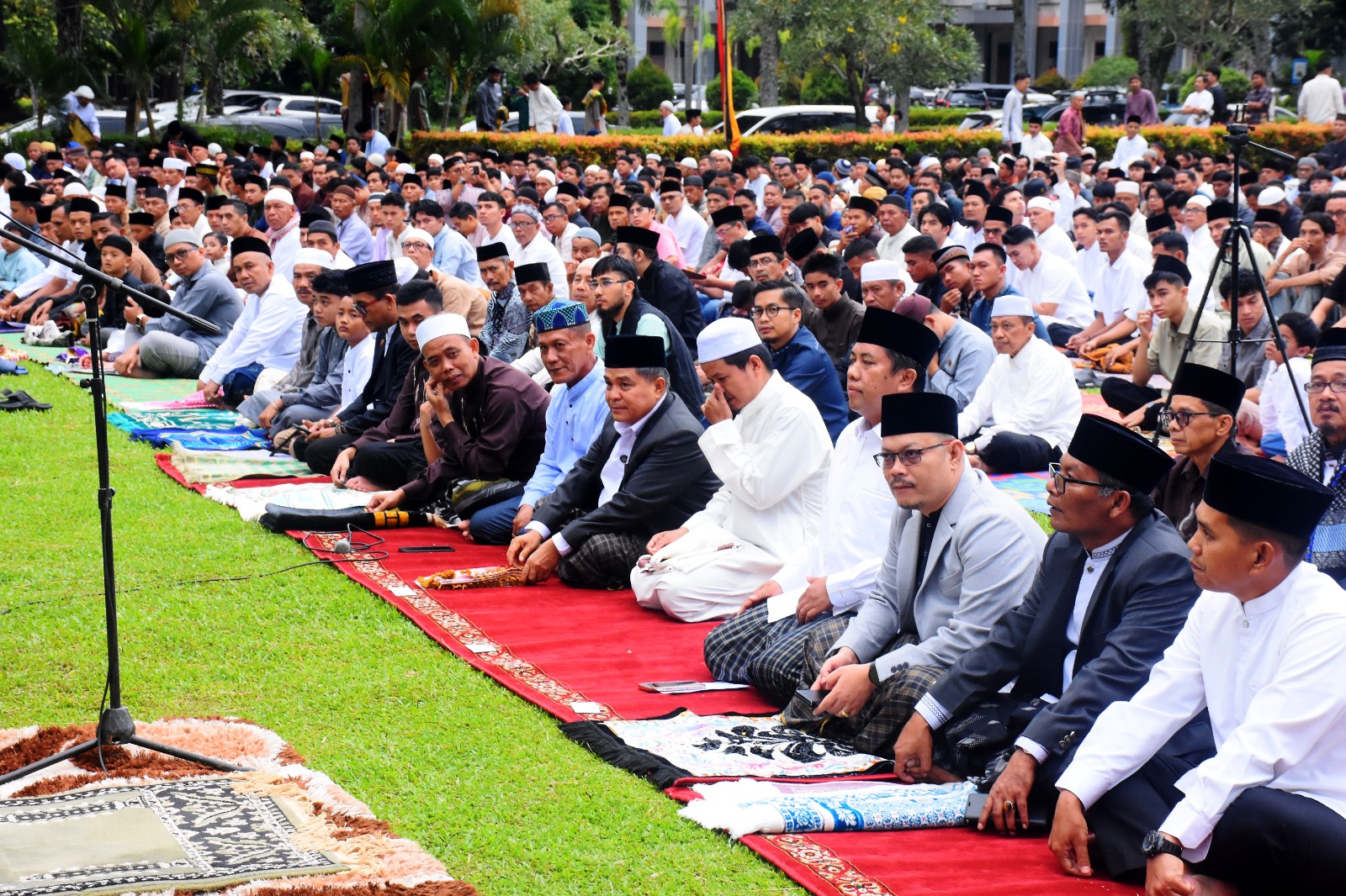 Warga Agam Padati Kantor Bupati, Laksanakan Salat Id