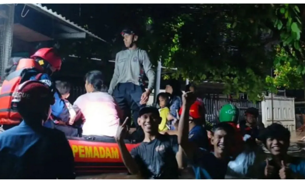 Kali Cipinang Meluap, Banjir Rendam Ciracas, Warga Dievakuasi