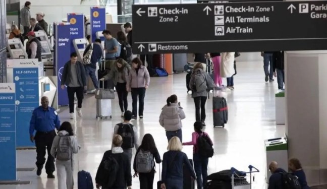 Shutdown Lumpuhkan Bandara, Trump Kerahkan ICE Bantu Pengamanan