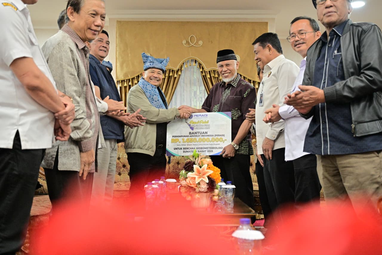 gubernur-mahyeldi-terima-bantuan-rp1,6-miliar-dari-peradi-untuk-pemulihan-fasilitas-umum-di-sumbar