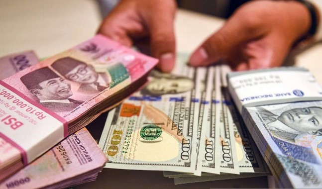 Rupiah Bergerak Tipis, Sentuh Rp16.996 per Dolar AS