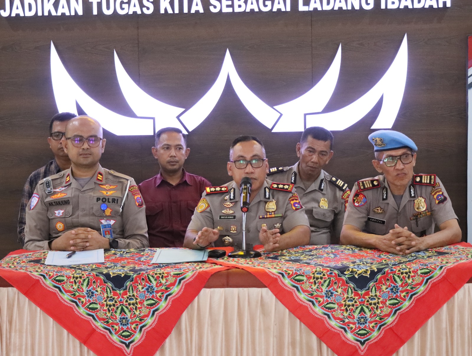 kapolres-solok-kota-minta-maaf-usai-heboh-anak-buah-kawal-rombongan-arteria-dahlan-foto-foto-di-sitinjau-lauik