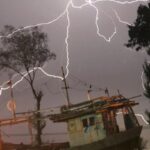 bmkg-prediksi-hujan-petir-guyur-sejumlah-kota-besar,-warga-diminta-waspada-cuaca-ekstrem