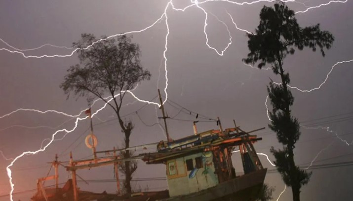 BMKG Prediksi Hujan Petir Guyur Kota Besar