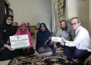 Rektor Unand Tinjau Rumah Mahasiswi, Salurkan Bantuan UKT