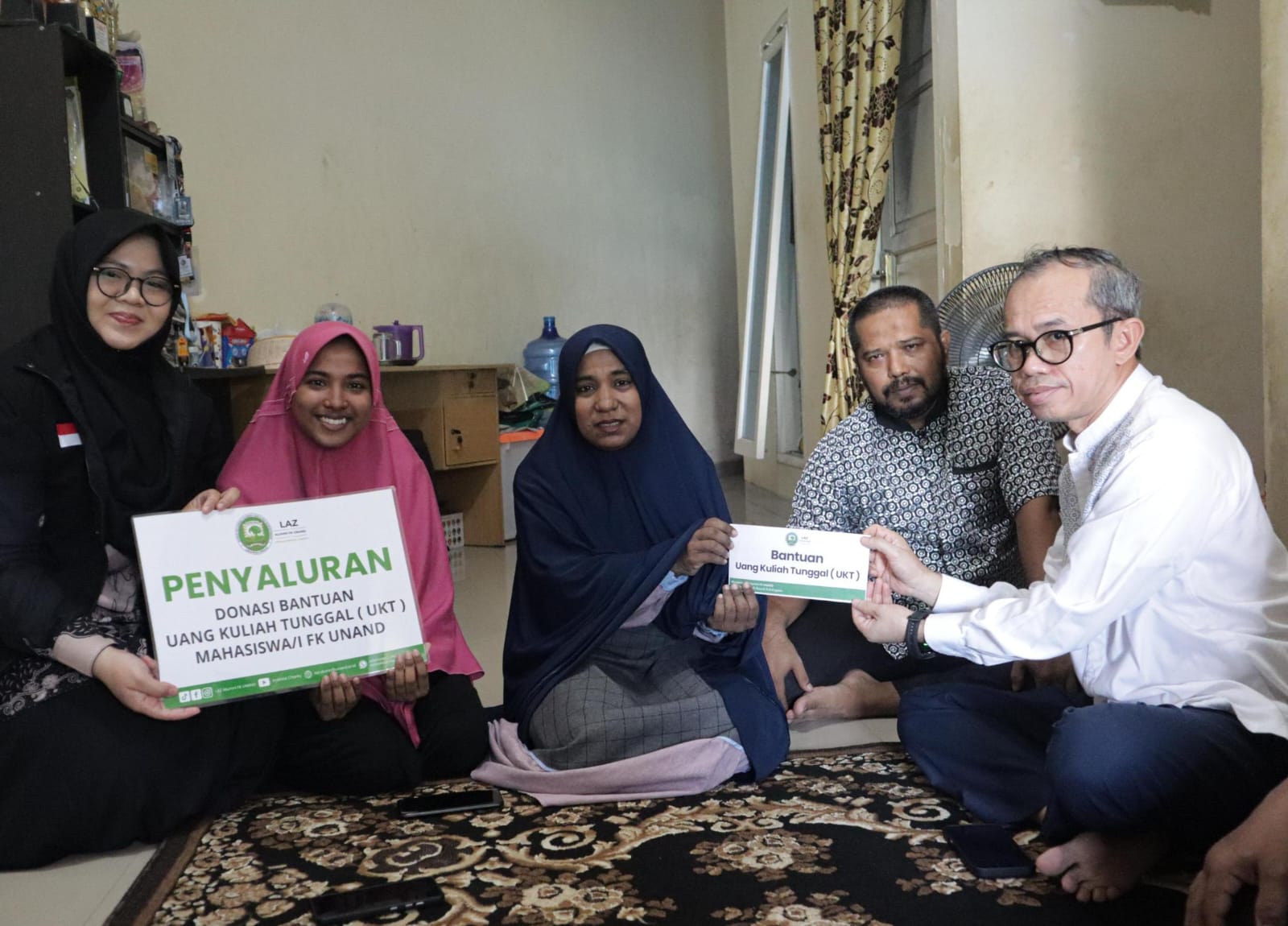 Rektor Unand Tinjau Rumah Mahasiswi, Salurkan Bantuan UKT