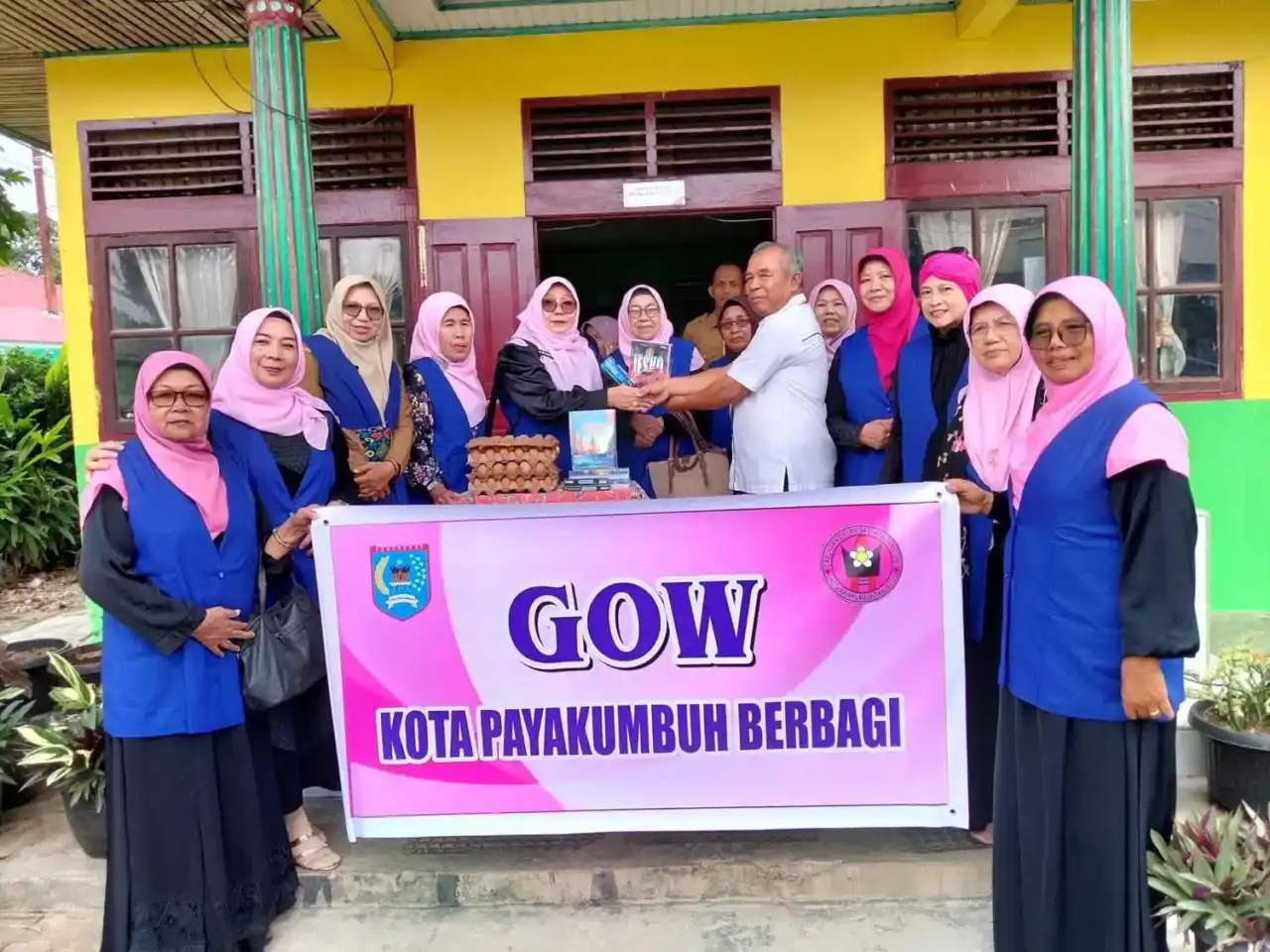 GOW Payakumbuh Salurkan Bantuan Sosial di Hari Kartini
