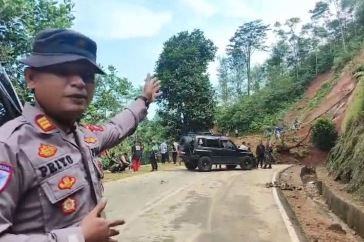 Polisi Tutup Jalur Bungbulang, Arus Dialihkan Akibat Longsor