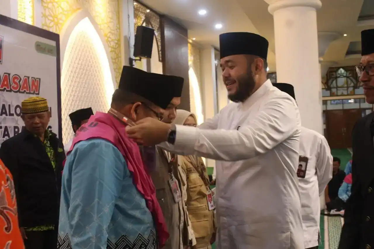 Fadly Amran Lepas 386 Jemaah Haji Kloter 1 Padang
