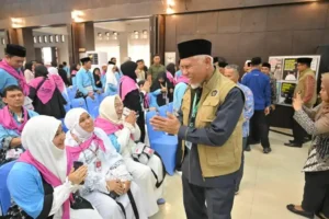 Mahyeldi Lepas 384 Jemaah Haji Kloter Pertama Padang