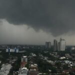 bmkg-peringatkan-gelombang-tinggi-ancam-perairan-sumbar-hingga-3-mei