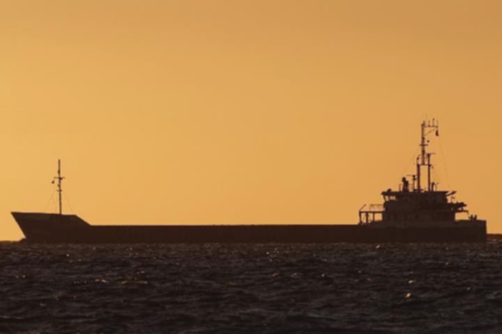 Harga Minyak Anjlok 10 Persen Usai Pembukaan Kembali Selat Hormuz