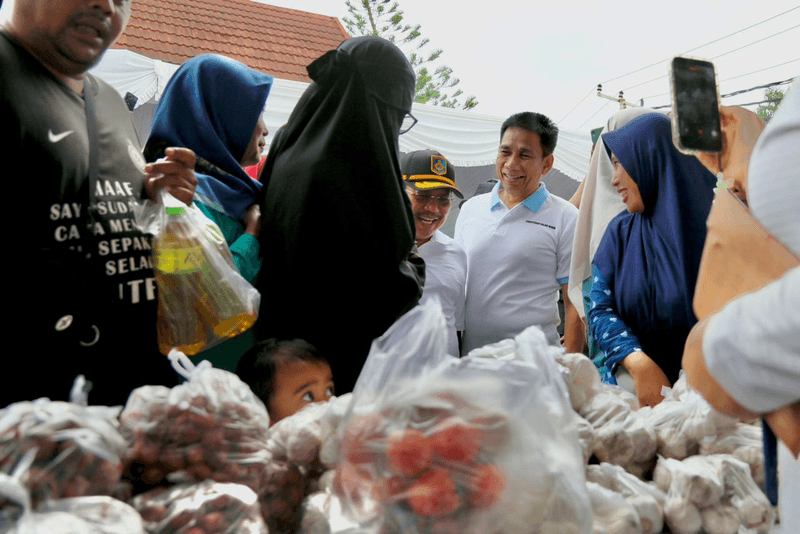 Wamendagri Tinjau Gerakan Pangan Murah di Lombok Barat