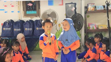Bank Mandiri Salurkan Ribuan Paket Buku Sekolah
