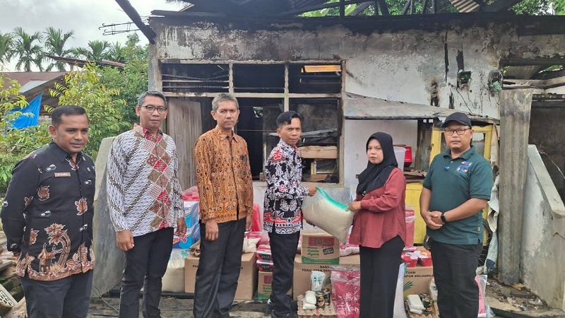 Pemkab Dharmasraya Salurkan Bantuan Korban Kebakaran Pulau Punjung