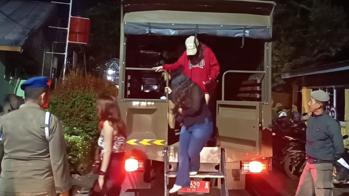Satpol PP Padang Razia Kafe Karaoke, 14 Pemandu Lagu Diamankan