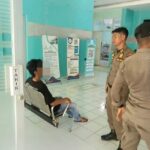 satpol-pp-padang-evakuasi-pria-mengamuk-ke-rsj-saanin