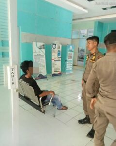 Satpol PP Padang Evakuasi Pria ke RSJ Saanin