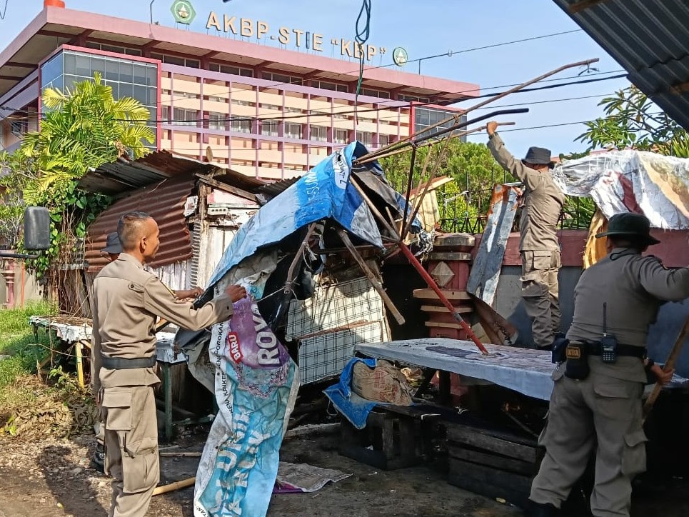 Satpol PP Padang Bongkar Lapak PKL di Khatib Sulaiman