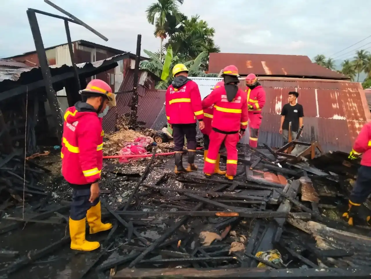 60 Personel Damkar Padamkan Kebakaran Gudang Padang