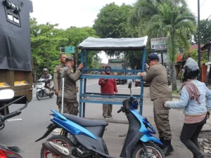 Satpol PP Padang Bongkar Lapak PKL di Trotoar