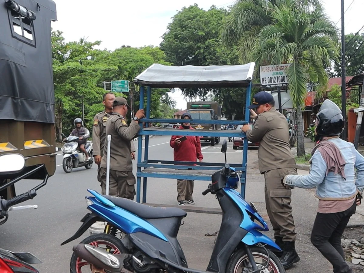 Satpol PP Padang Bongkar Lapak PKL di Trotoar