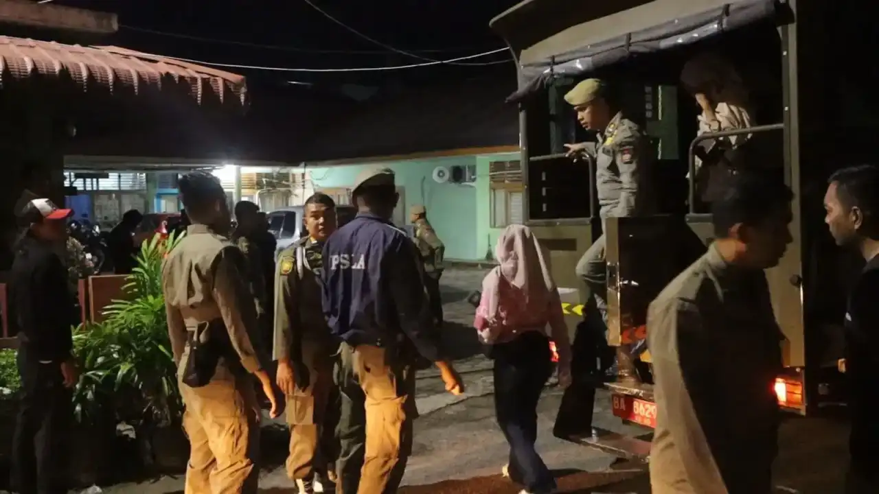 Razia Dini Hari, Satpol PP Padang Amankan 22 Orang di Penginapan