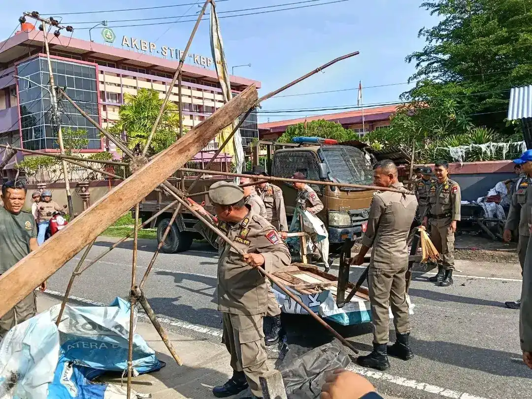 Satpol PP Padang Tertibkan PKL Ilegal Empat Kali
