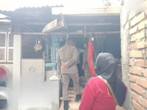 Satpol PP Padang Amankan Pria Mengamuk di Pasar Ambacang