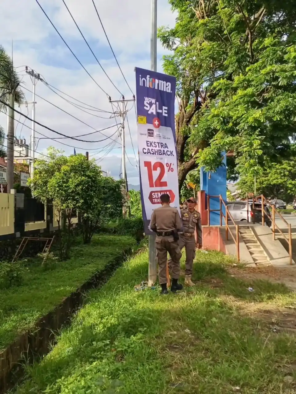 Satpol PP Padang Tertibkan Baliho Liar dan Akses Jalan