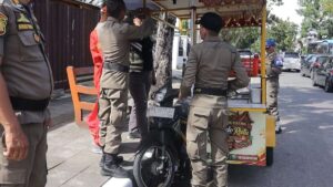 Satpol PP Padang Tertibkan Pedagang di Trotoar dan Jalan