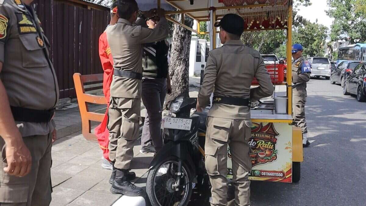 Satpol PP Padang Tertibkan Pedagang di Trotoar dan Jalan